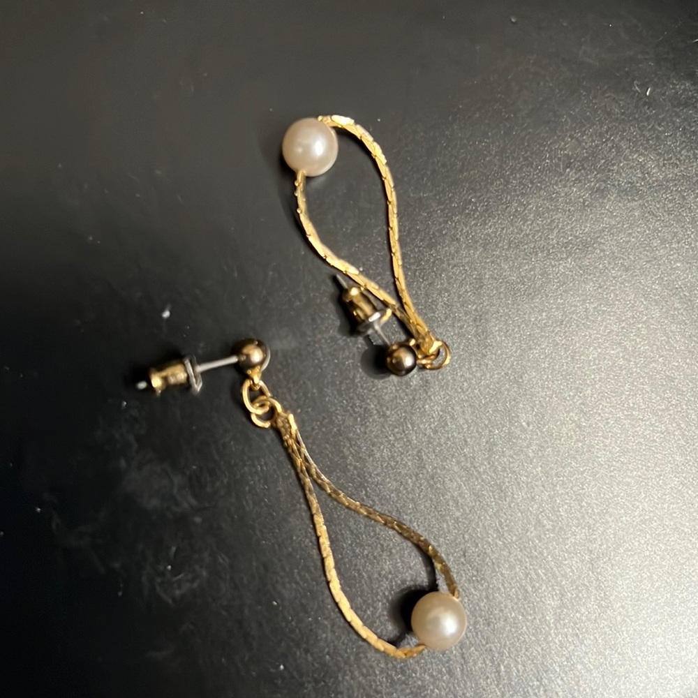 Goldtone dangling earring with pearl